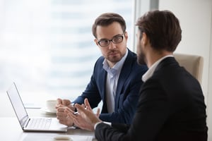 Bank employees. Бизнесмены переговоры. Бизнесмен предприниматель. Переговоры с клиентом. Бизнесмен за столом.