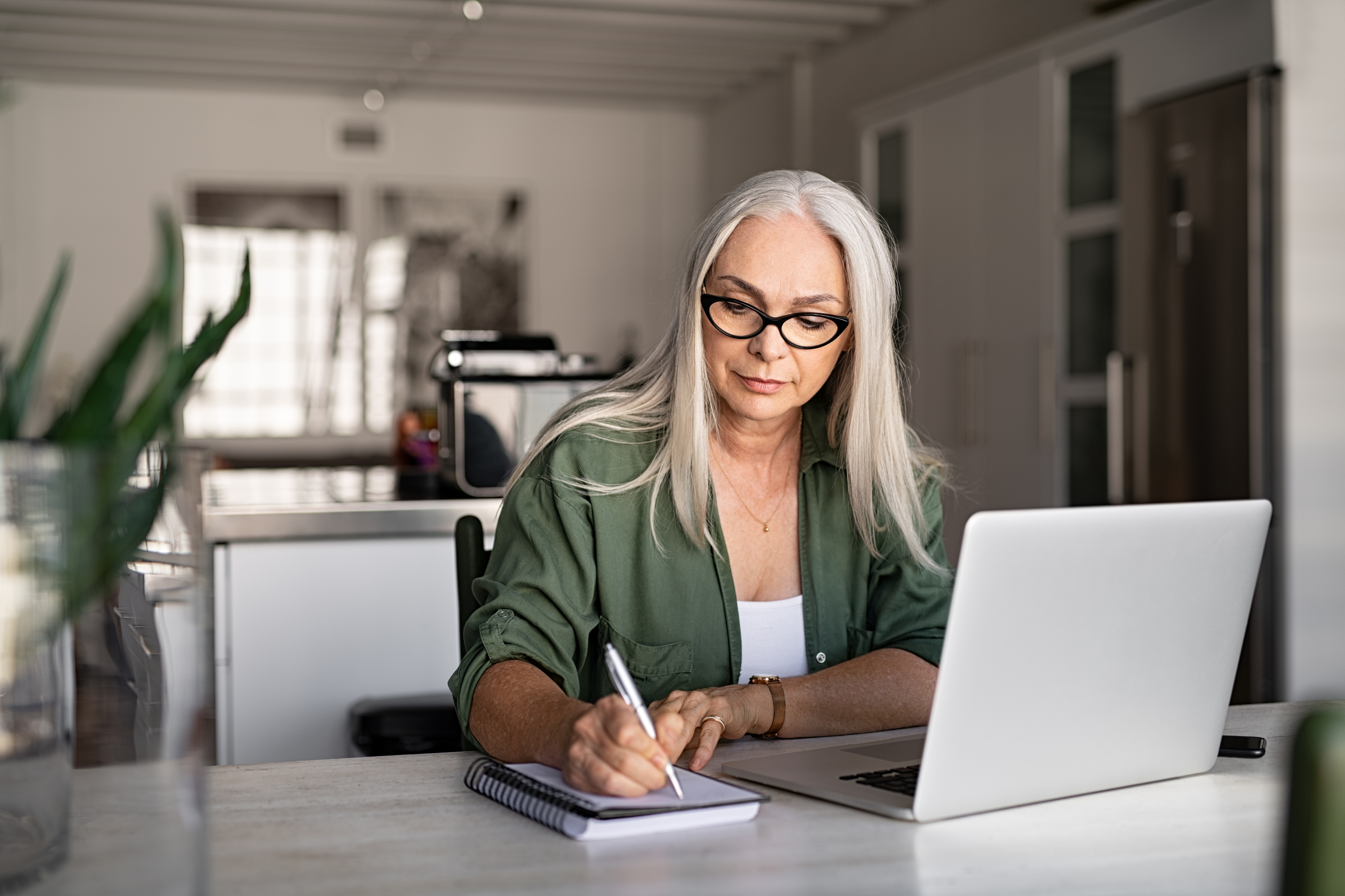 How to Manage Freelancers: 9 Non-Hacks for Quality Content